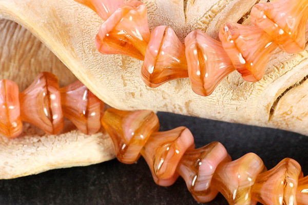 Böhmische Glasperlen, Blütenkelche, creme-rose, ca. 9x9mm