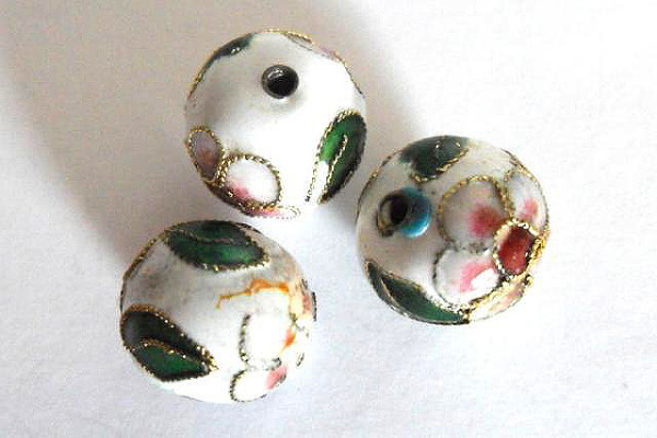 Cloisonne Perlen, rund, Weiß mit Blüte, ca. 14mm