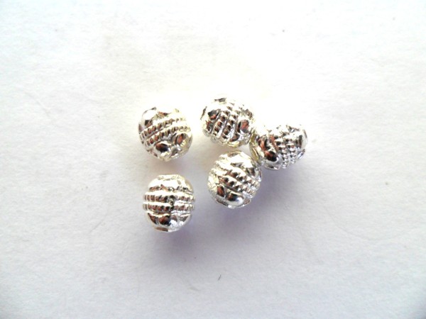 Metallperlen mit Verzierung, Tönnchen, Silberfarben, 5mm