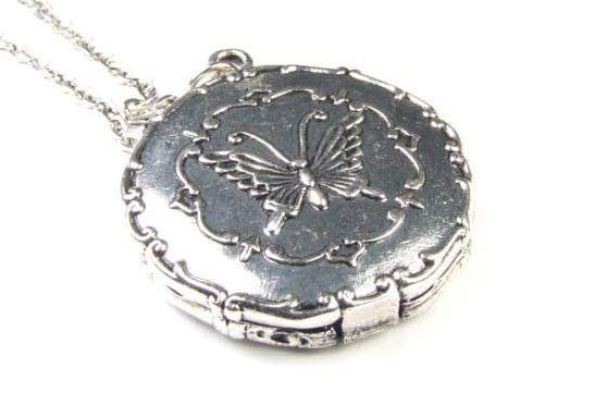 Versilberte Medaillon-Kette mit Schmetterling (38mm Anhänger)