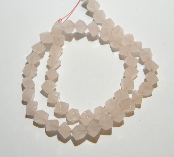 Rosenquarz, Würfel, diagonal gebohrt, 6mm