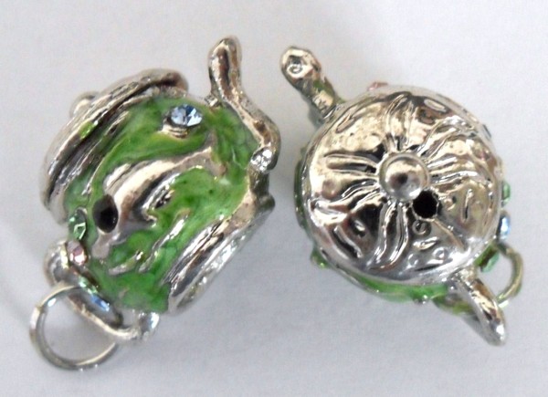 Anhänger, Teekanne mit Strasssteinchen, Grün, 25x15mm